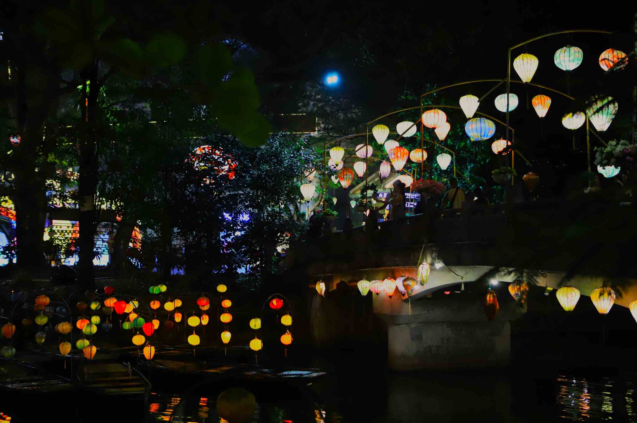 โคมไฟระยิบระยับบนเรือและตลอดแนวสะพานสร้างภาพที่งดงามและมหัศจรรย์ในย่านเมืองเก่า ภาพถ่าย: มินห์ วู