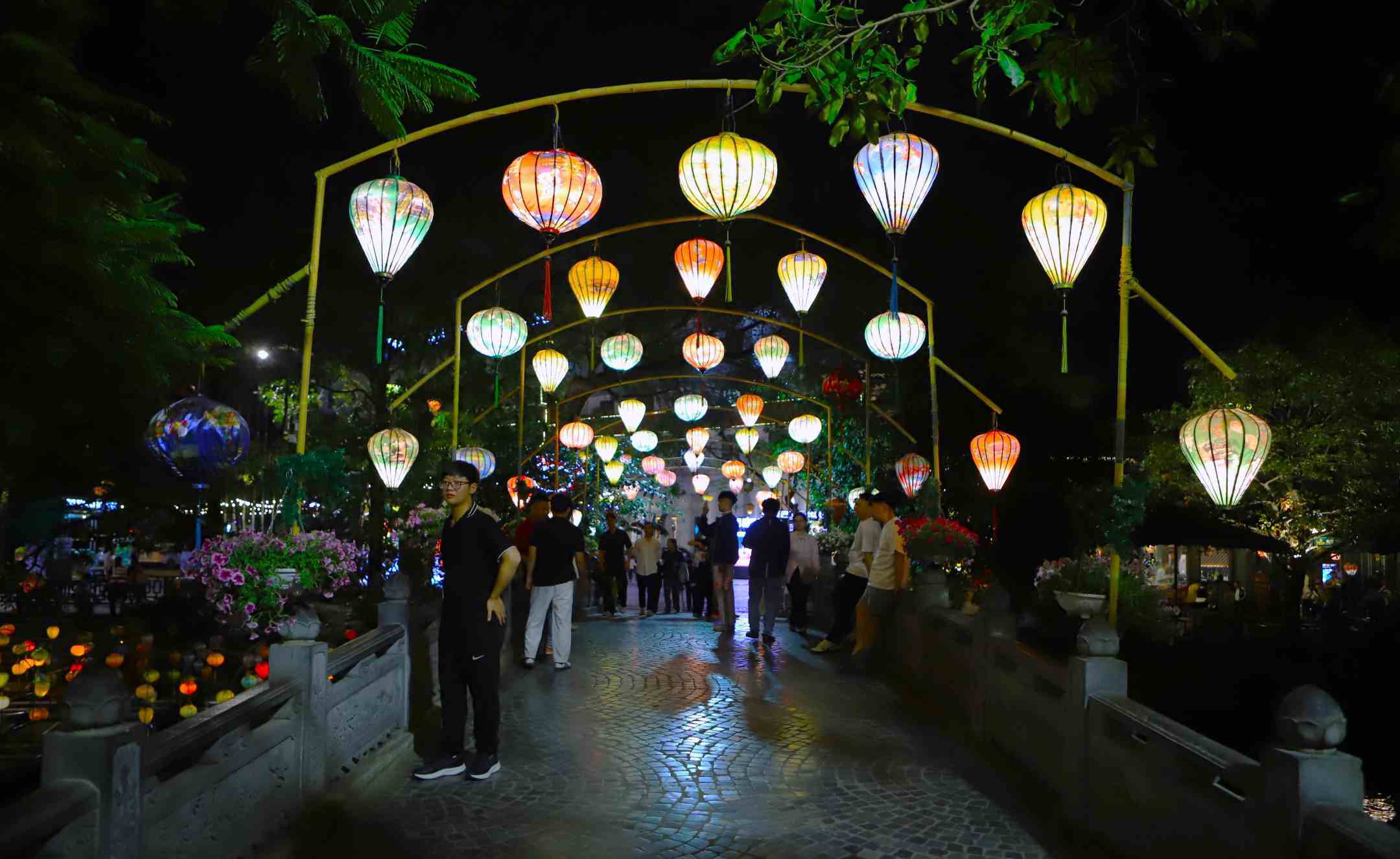 ผู้คนต่างสนุกกับการถ่ายรูป ภาพ: มินห์ วู