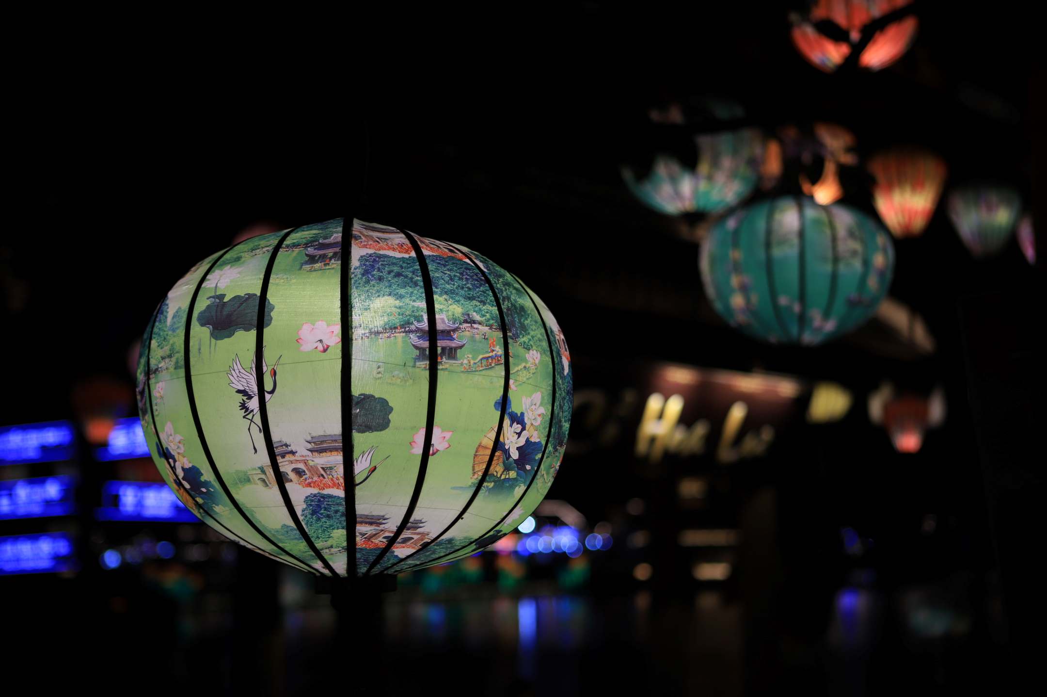 เมื่อโคมไฟเริ่มส่องสว่าง เมืองโบราณฮัวลูราวก็ดูเหมือนจะตื่นขึ้นมา เต็มไปด้วยบรรยากาศที่คึกคัก ระยิบระยับ และมีชีวิตชีวา ภาพ: มินห์ วู