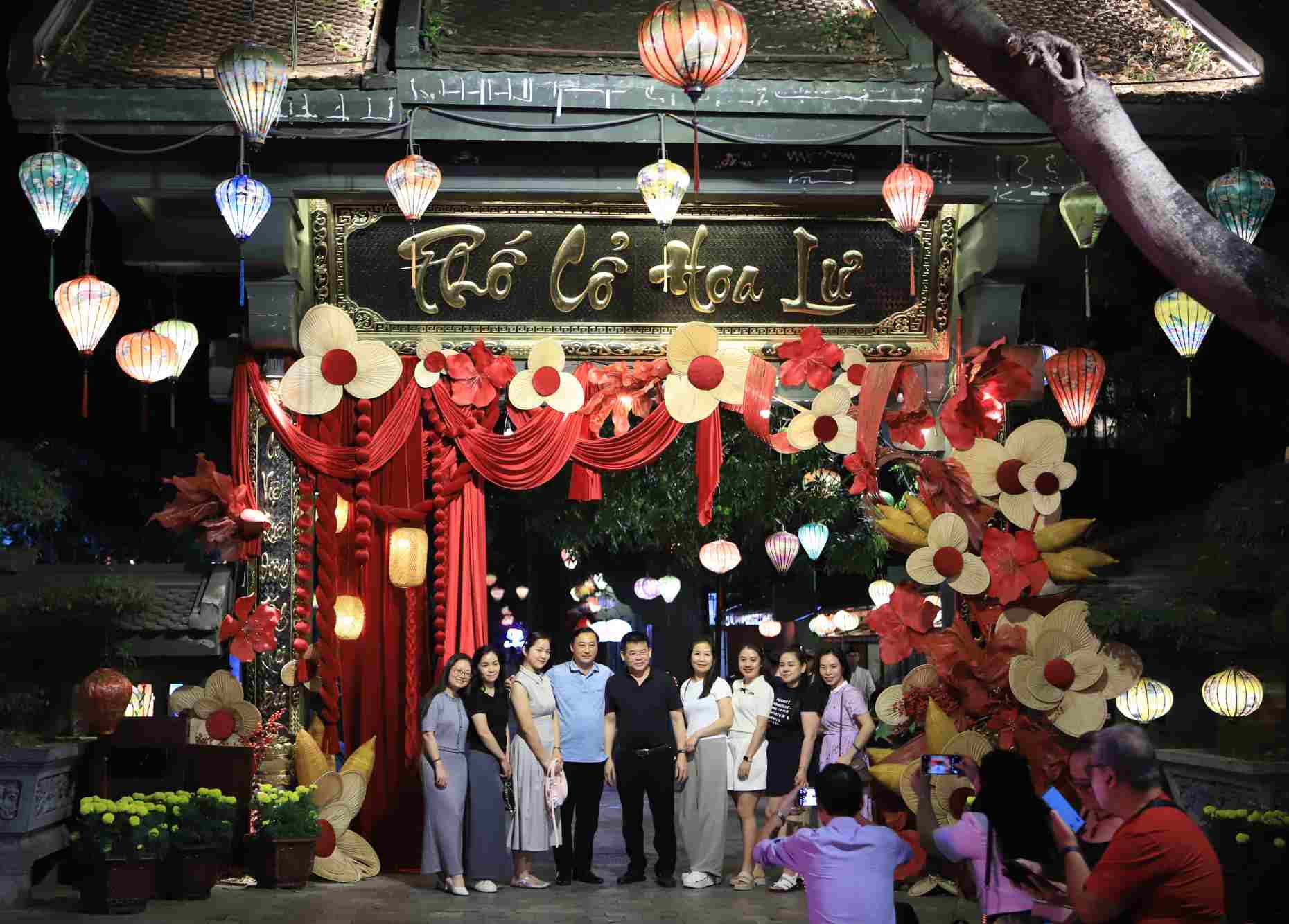 ถนนสายนี้แบ่งออกเป็นสองส่วนหลัก ได้แก่ ส่วนจัดแสดงงานหัตถกรรมและส่วนอาหาร ซึ่งสะท้อนให้เห็นถึงคุณค่าทั้งทางวัตถุและจิตวิญญาณของชาวเวียดนามโบราณได้อย่างชัดเจน ภาพ: มินห์ วู