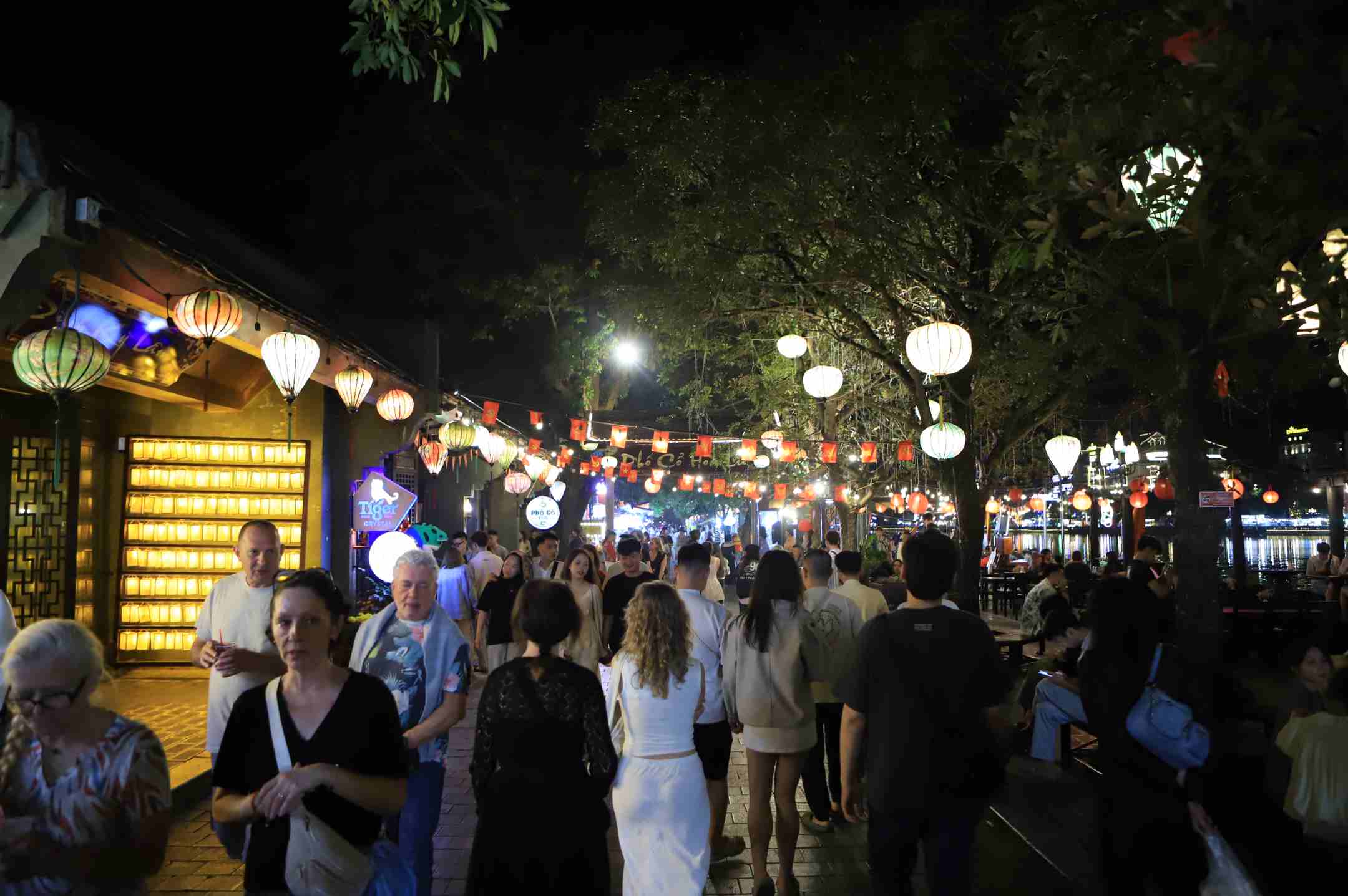 นักท่องเที่ยวทั้งในและต่างประเทศจำนวนมากหลั่งไหลไปยังเมืองโบราณฮัวลู เพื่อสัมผัสบรรยากาศทางวัฒนธรรม อาหาร และถ่ายภาพสวยๆ ในยามค่ำคืน ภาพ: มินห์ วู