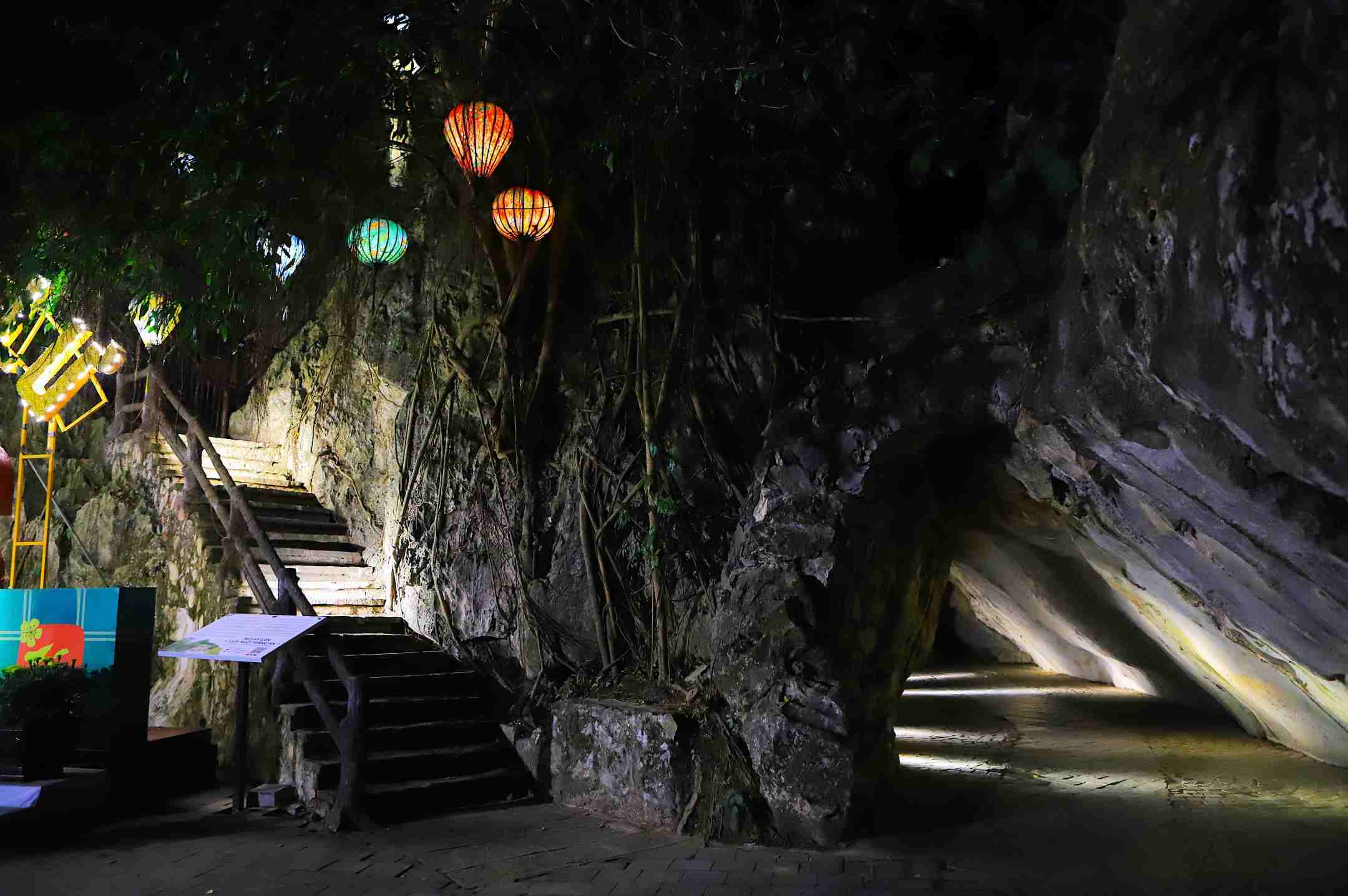 เส้นทางและถนนบนภูเขาที่คดเคี้ยวซึ่งตัดผ่านใจกลางภูเขา มอบประสบการณ์ที่แปลกใหม่และไม่เหมือนใครแก่นักท่องเที่ยวที่มาสำรวจเมืองโบราณฮัวลู ภาพ: มินห์ วู