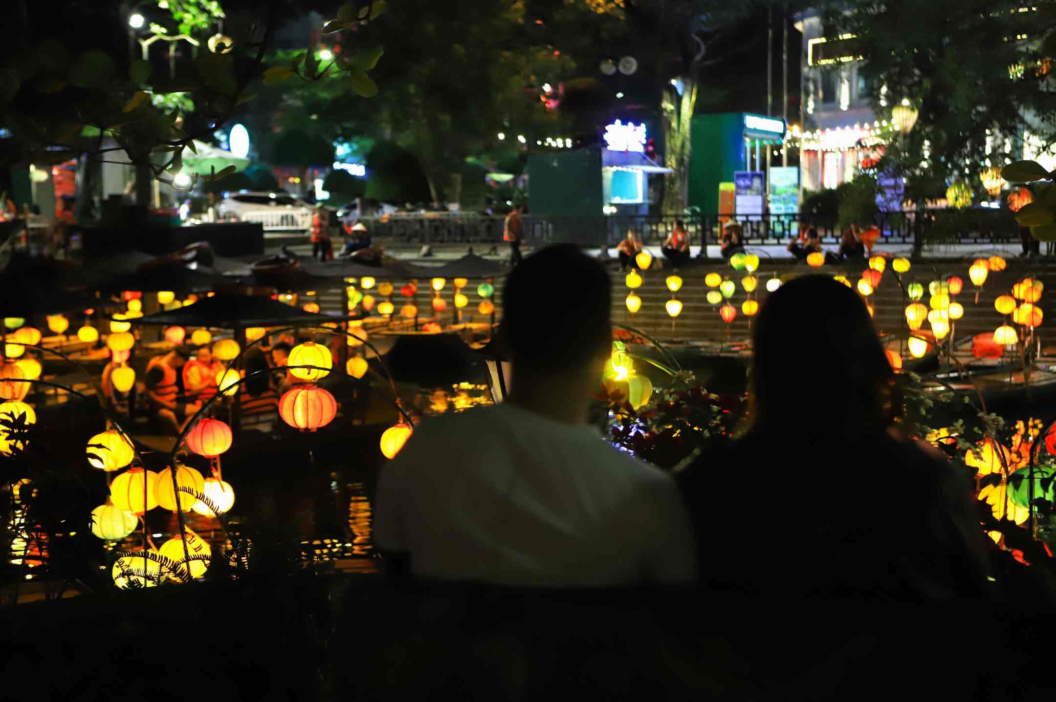 คู่รักหลายคู่เลือกที่จะหยุดพักที่นี่ เพื่อเพลิดเพลินกับบรรยากาศที่เงียบสงบและโรแมนติก ภาพ: มินห์ วู