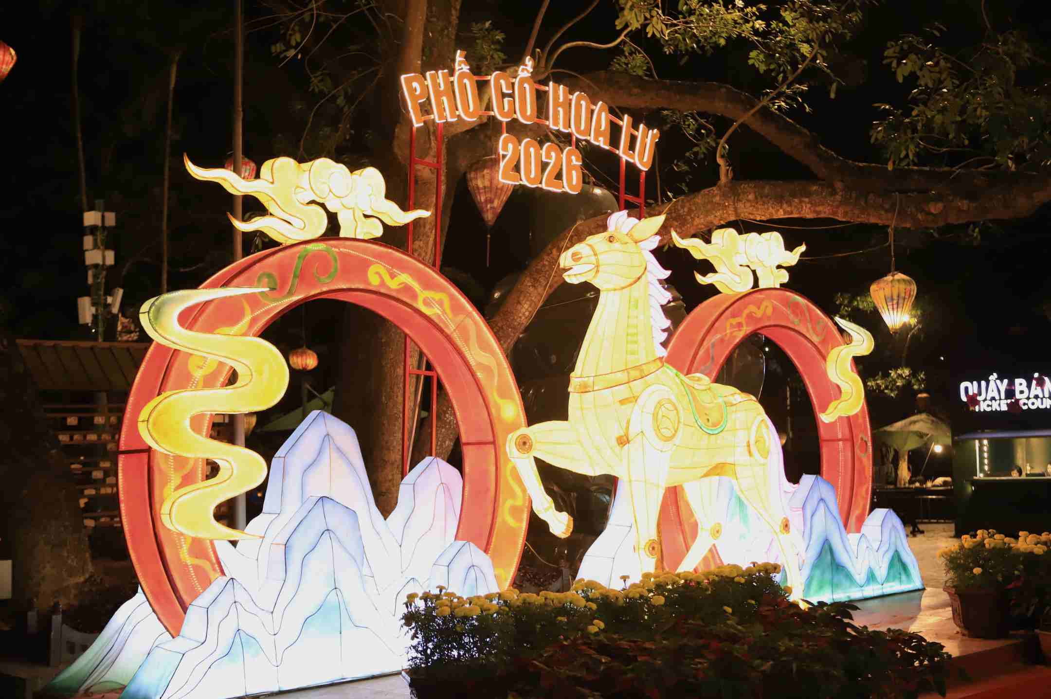 การผสมผสานระหว่างพื้นที่ทางวัฒนธรรม อาหาร และความบันเทิง ทำให้เมืองโบราณฮัวลู่กลายเป็นจุดหมายปลายทางที่โดดเด่นในจังหวัดนิงบิงห์อย่างรวดเร็ว ภาพ: มินห์ วู