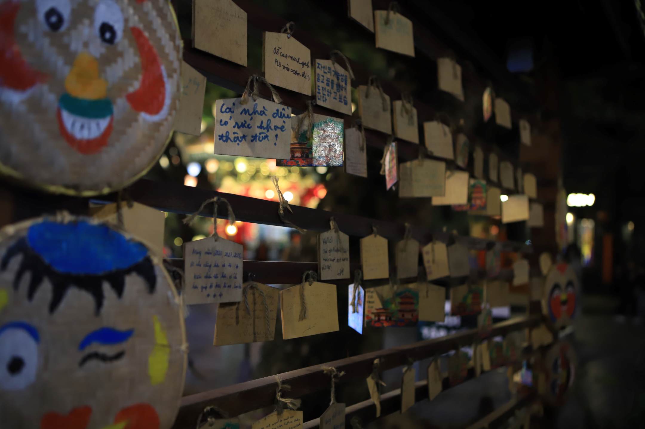 บริเวณที่ผู้คนนำคำอธิษฐานมาแขวนไว้ได้กลายเป็นจุดแวะพักที่มีความหมาย ซึ่งทั้งคนท้องถิ่นและนักท่องเที่ยวสามารถแสดงความหวังในเรื่องสันติสุขและโชคลาภในเมืองโบราณฮวาหลูได้ ภาพ: มินห์ วู