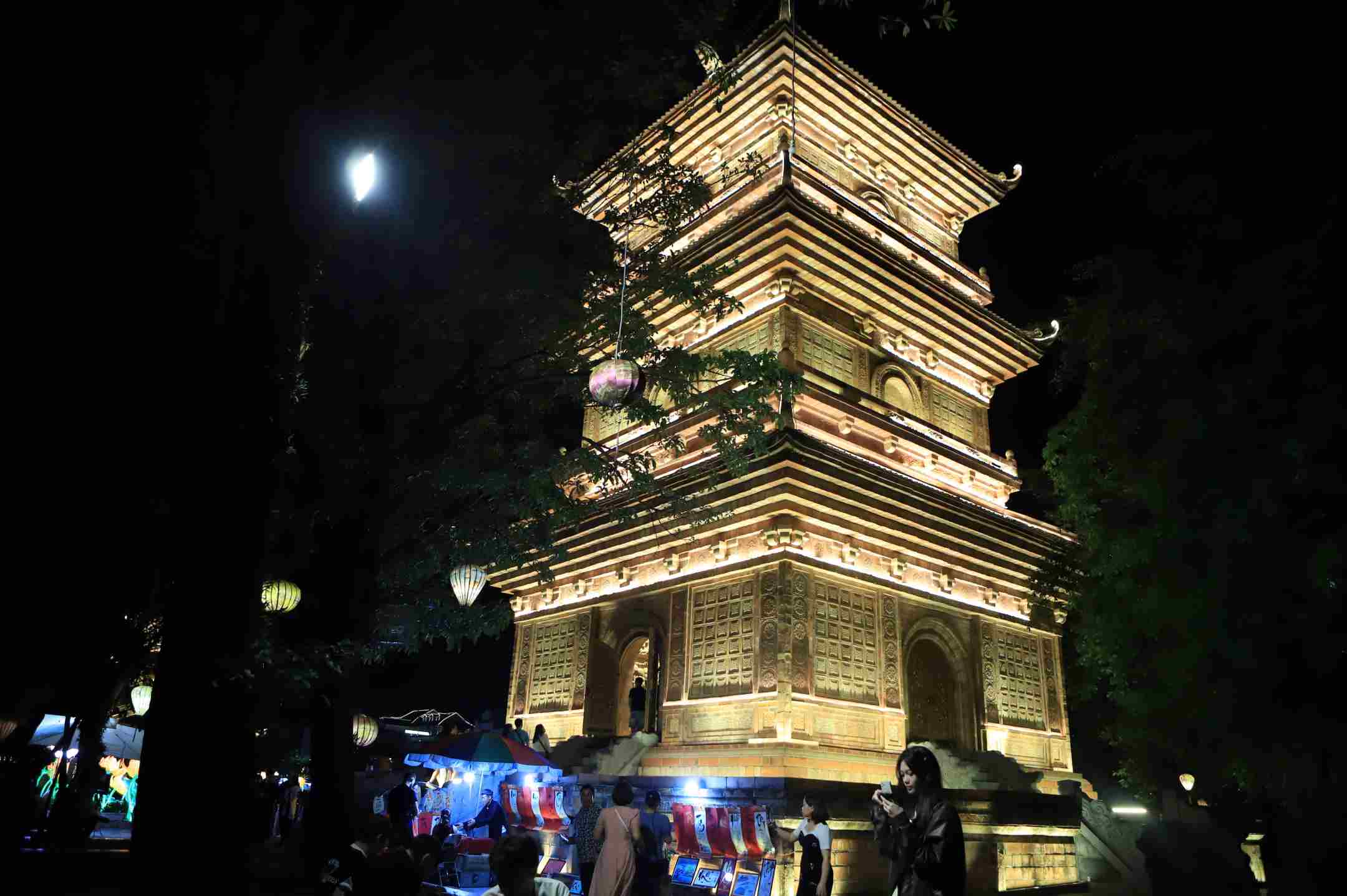 วัดกีหลาน (วัดเงิน) ตั้งอยู่เชิงเขากีหลาน เป็นสถานที่ศักดิ์สิทธิ์ที่ดึงดูดนักท่องเที่ยวจำนวนมากให้มาสักการะและชื่นชมทิวทัศน์ในเมืองโบราณฮวาหลู ภาพ: มินห์ วู