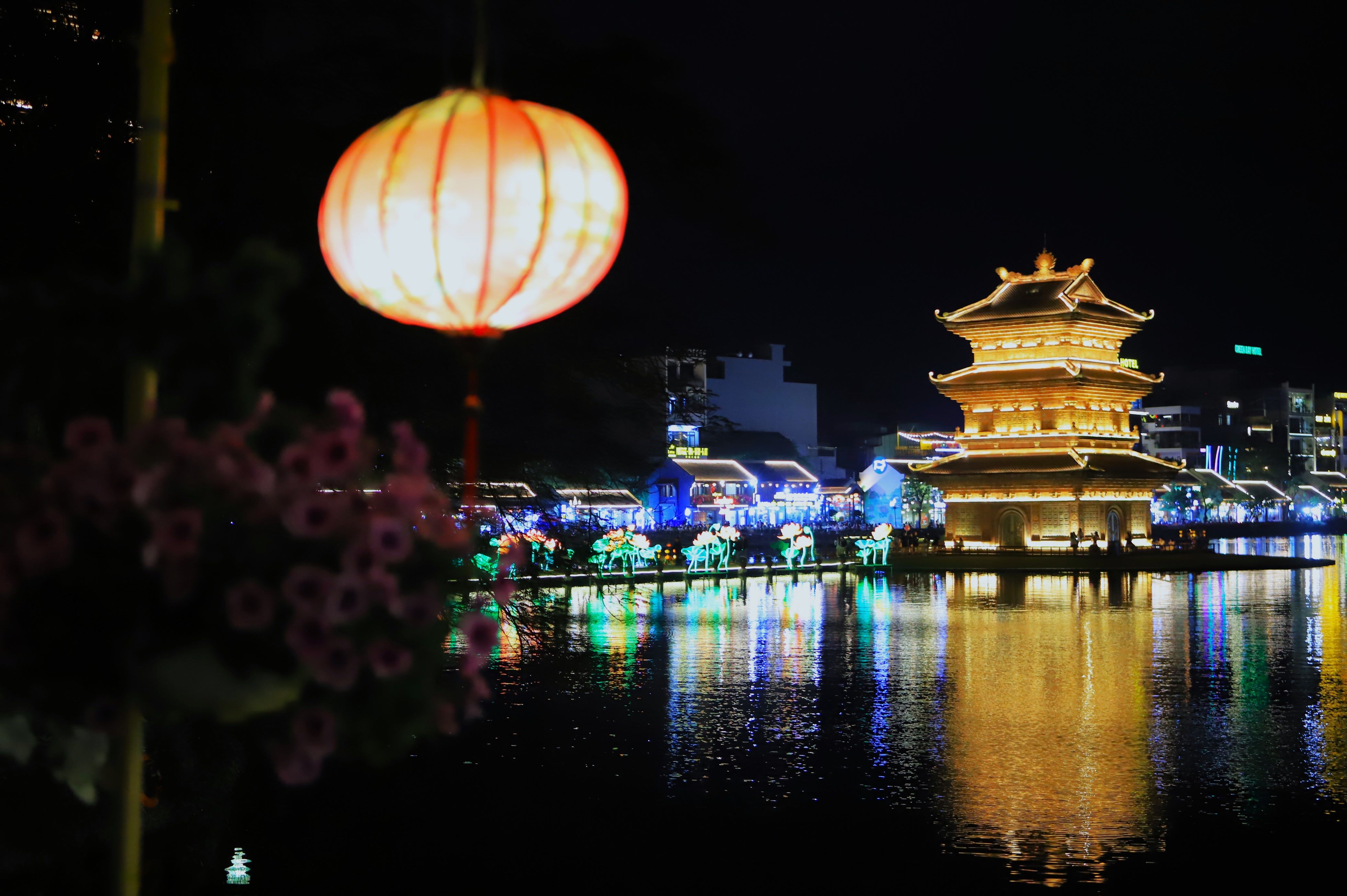 รูปปั้นม้าขนาดใหญ่โดดเด่นอยู่บริเวณประตูทางเข้าเมืองโบราณฮัวลู ภาพ: มินห์ วู