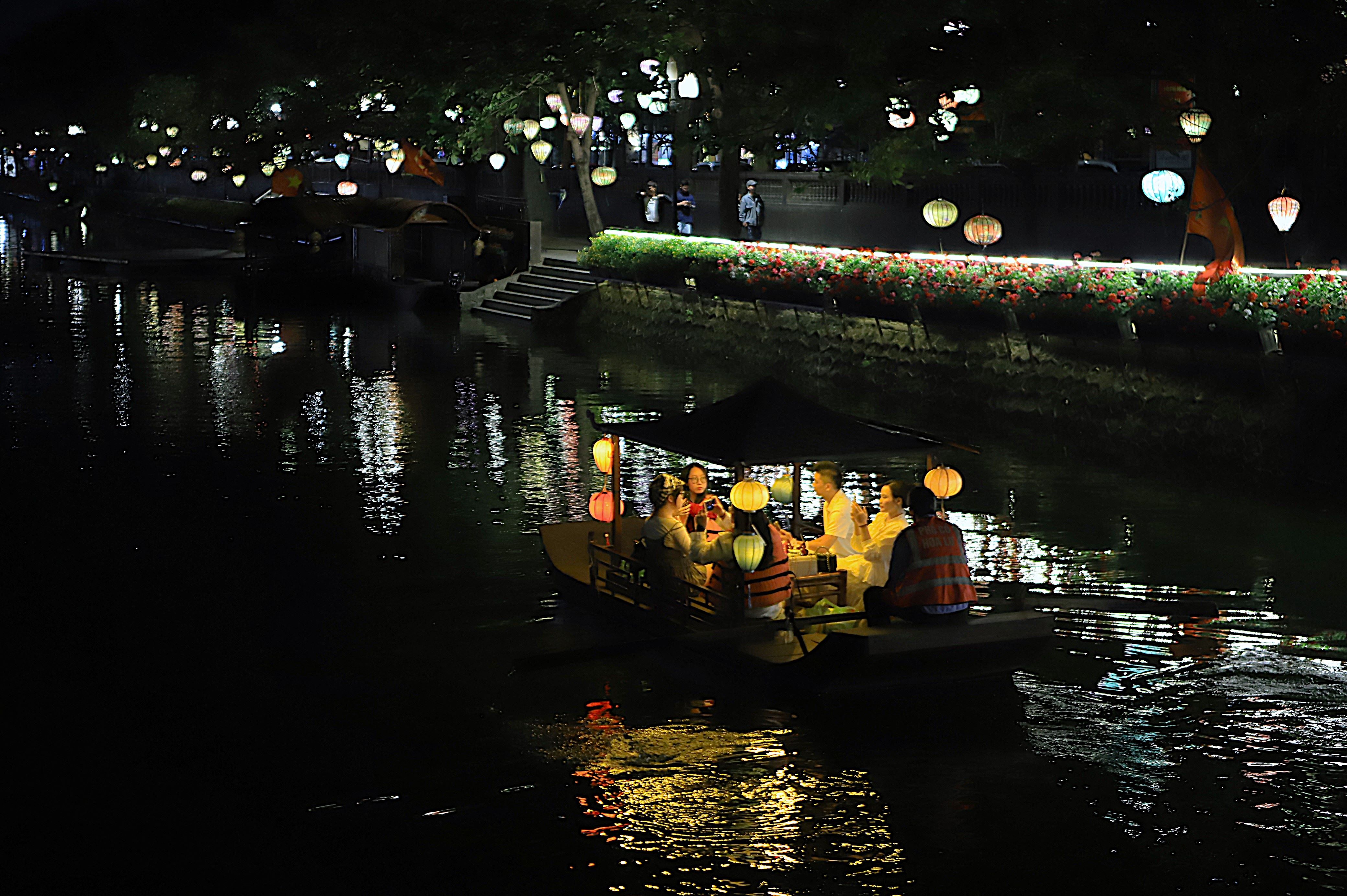 หนึ่งในไฮไลท์คือทะเลสาบกี๋หลานที่มีหอคอยต้วนอันตั้งอยู่กลางทะเลสาบ ในยามเย็น ถนนจะสว่างไสวไปด้วยโคมไฟ และนักท่องเที่ยวสามารถสัมผัสประสบการณ์การพายเรือ ปล่อยโคมลอย และชื่นชมทัศนียภาพอันงดงามของบริเวณโดยรอบที่เป็นโบราณสถานได้