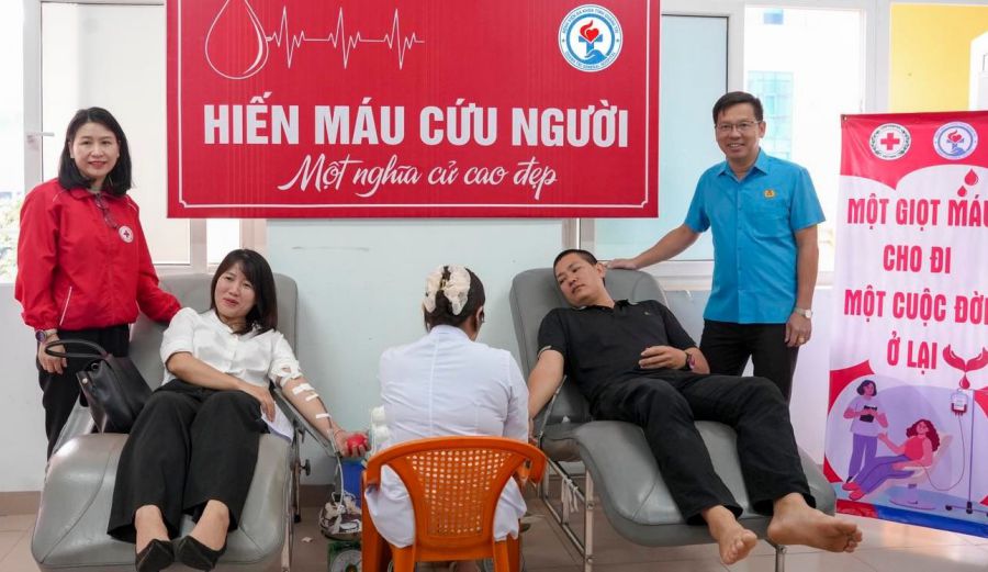 Mr. Nguyen Tai Minh - Vice Chairman of Quang Tri Provincial Labor Federation - encourages union members and workers to participate in blood donation. Photo: H.Tho