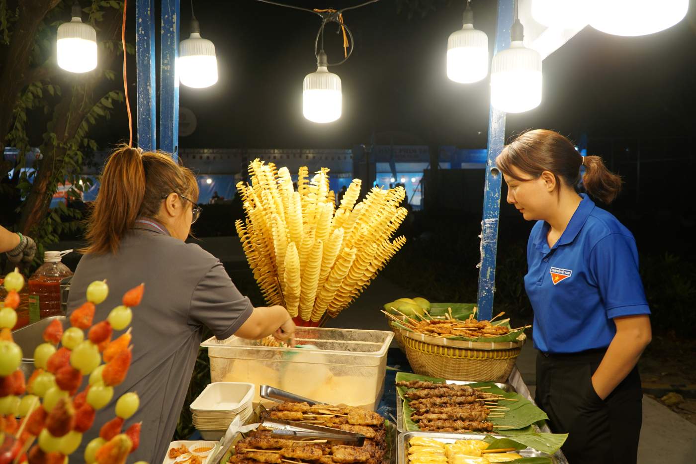 Không gian ẩm thực nhộn nhịp, thu hút đông đảo thanh niên trải nghiệm. Ảnh: Ngọc Ánh