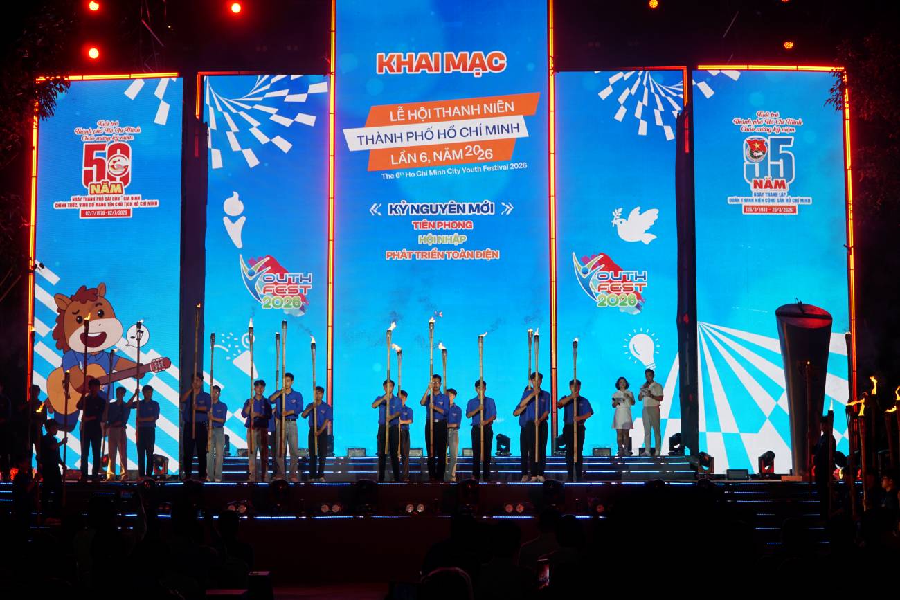 Thanh niên rước đuốc mở màn lễ hội, lan tỏa tinh thần nhiệt huyết và đoàn kết. Ảnh: Ngọc Ánh