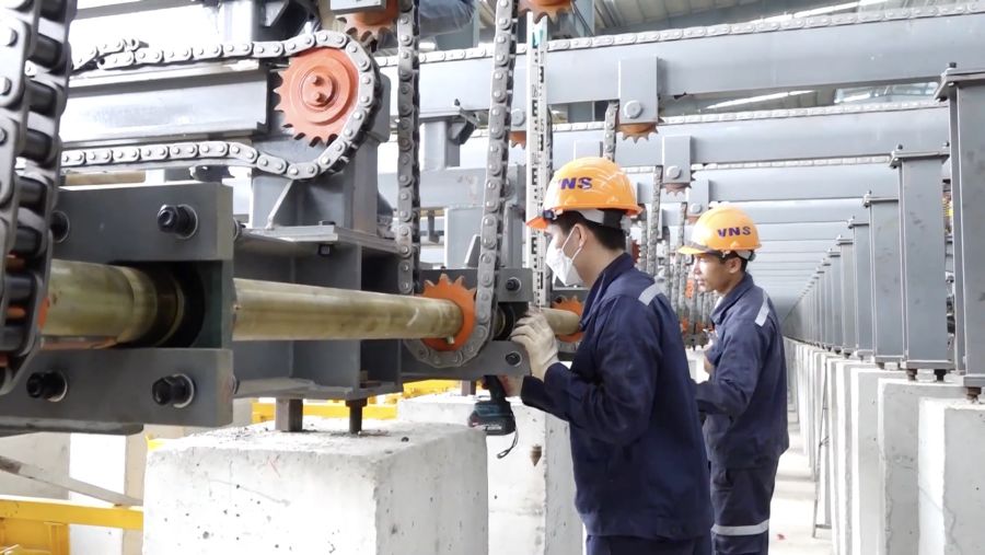 Businesses tend to recruit human resources who know how to use high-tech machinery. Photo: Thanh Binh