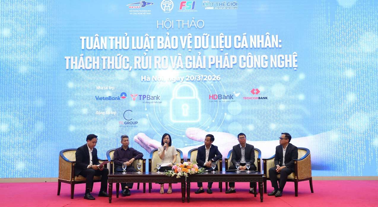 Các vị khách mời tham gia tọa đàm tại Hội thảo “Tuân thủ luật bảo vệ dữ liệu cá nhân - Những thách thức, rủi ro và giải pháp công nghệ” sáng 20.3. Ảnh: BTC