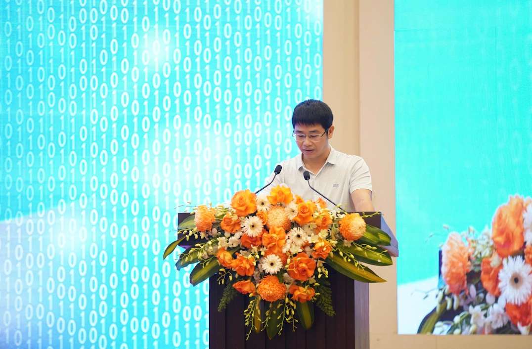 Trung tá Phạm Bảo Nguyên - Phó trưởng phòng 5 Trung tâm Dữ liệu quốc gia phát biểu tham luận tại hội thảo. Ảnh: Tuyết Lan 