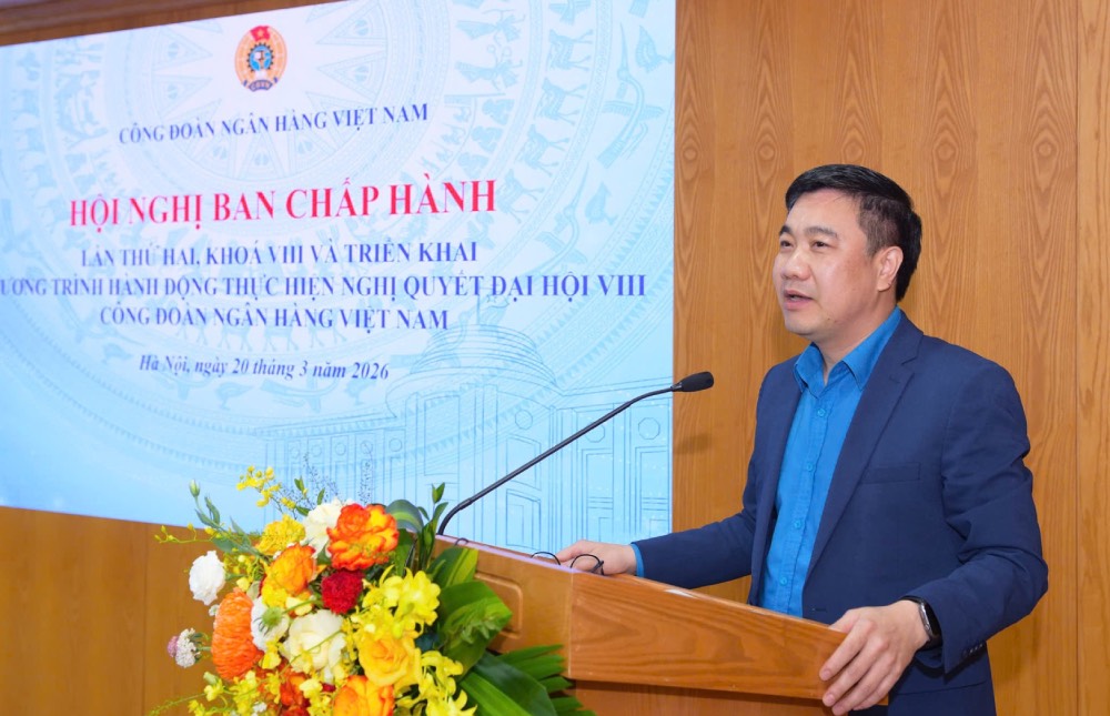 Đồng chí Nguyễn Thành Trung – Phó Chủ tịch Công đoàn NHVN phát biểu tại hội nghị. Ảnh: CĐNHVN