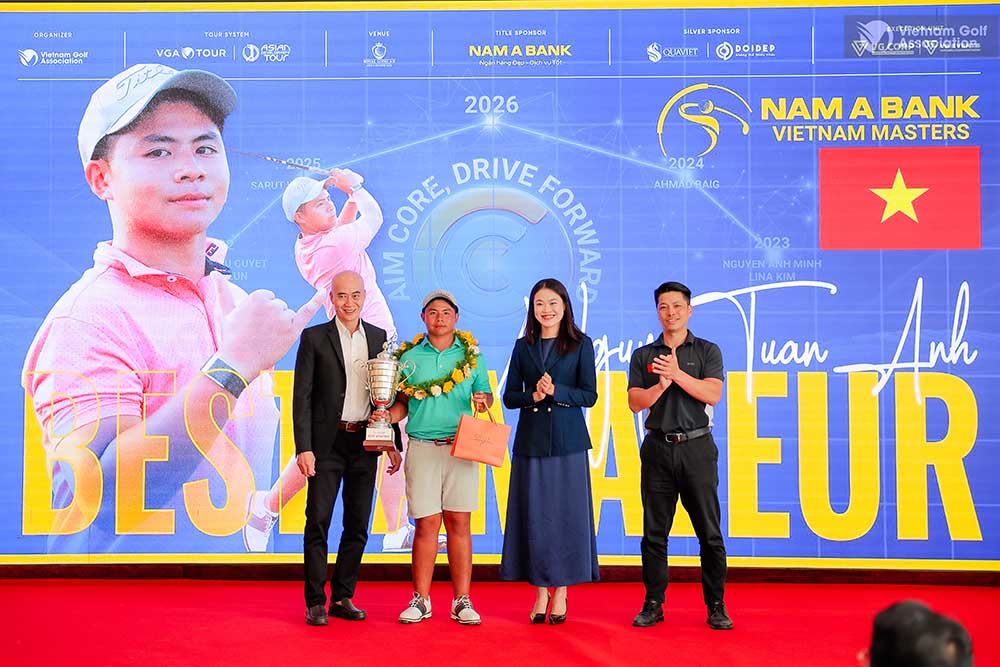 Nguyễn Tuấn Anh trở thành golfer nghiệp dư xuất sắc nhất - Best Amateur. Ảnh: VGA