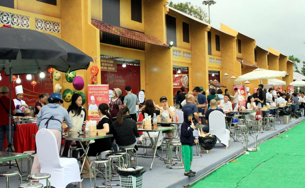 Người dân thưởng thức phở tại Festival Phở năm 2026. Ảnh: Hà Vi