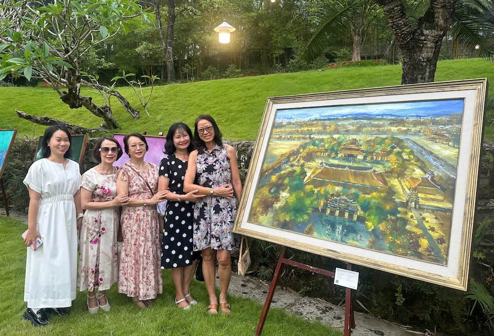 Đông đảo người dân, du khách đến tham dự triển lãm. Ảnh: Ngô Hiền