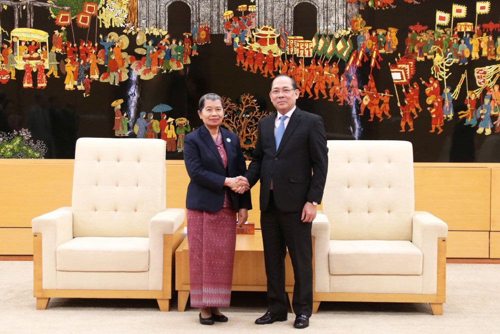 Vice Chairman Hoang Cong Thuy welcomes Ms. Men Sam An and the high-level delegation of the National Council of the Cambodian Fatherland Front for Solidarity and Development to visit and work in Vietnam. Photo: VFF