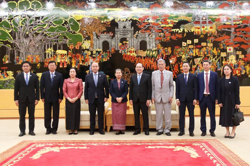 Đại diện lãnh đạo Mặt trận Tổ quốc Việt Nam tiếp, đón Đoàn đại biểu cấp cao Hội đồng Quốc gia Mặt trận Đoàn kết Phát triển Tổ quốc Campuchia. Ảnh: MTTQVN