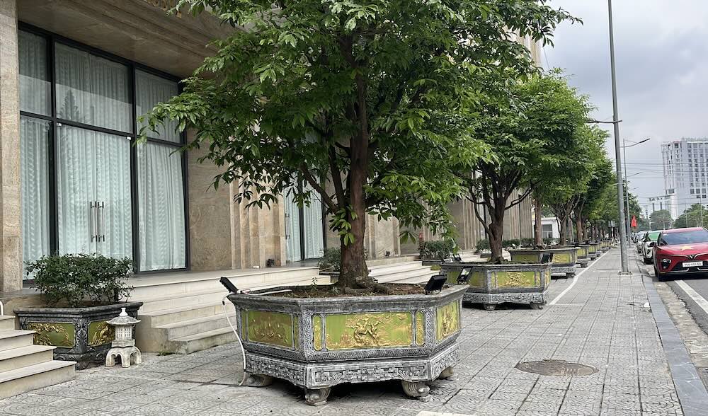 Returning sidewalks to pedestrians after Lao Dong's reflection. Photo: Nguyen Luan