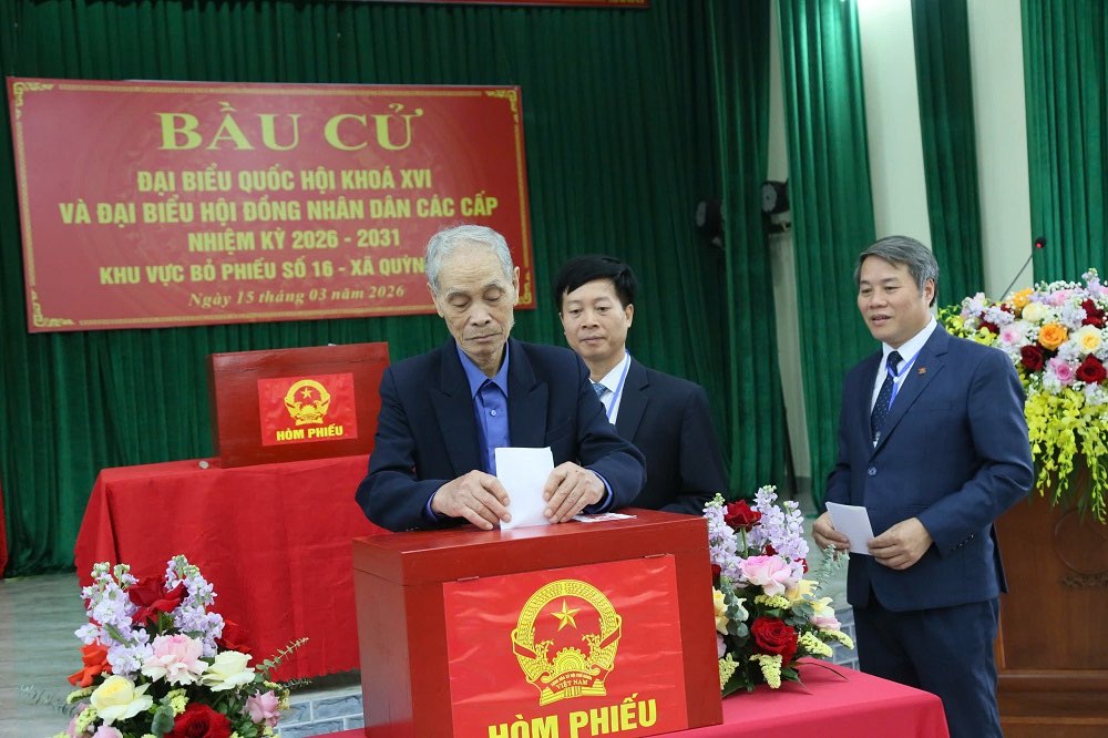 Leaders of Quynh Phu commune (Hung Yen province) and elderly voters of Phuc Boi village participate in voting in Election Zone No. 16. Photo: Hung Yen Electronic Information Portal