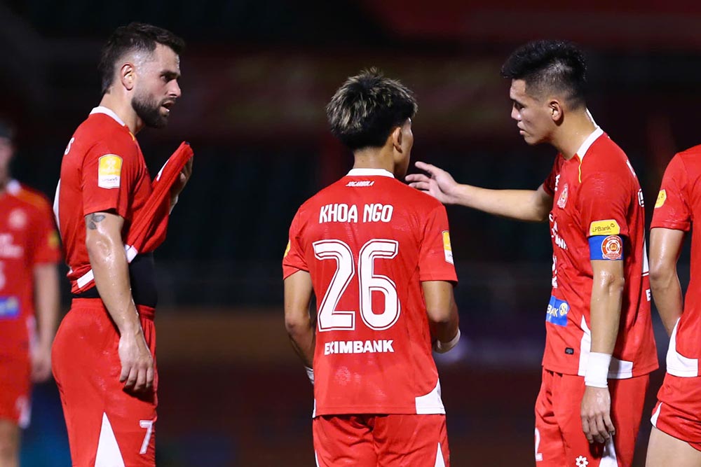 Đáng chú ý, sau khi có vài trao đổi với các đồng đội, tiền đạo Nguyễn Tiến Linh đã chủ động nhường cho đàn em Ngô Đăng Khoa thực hiện phạt đền.