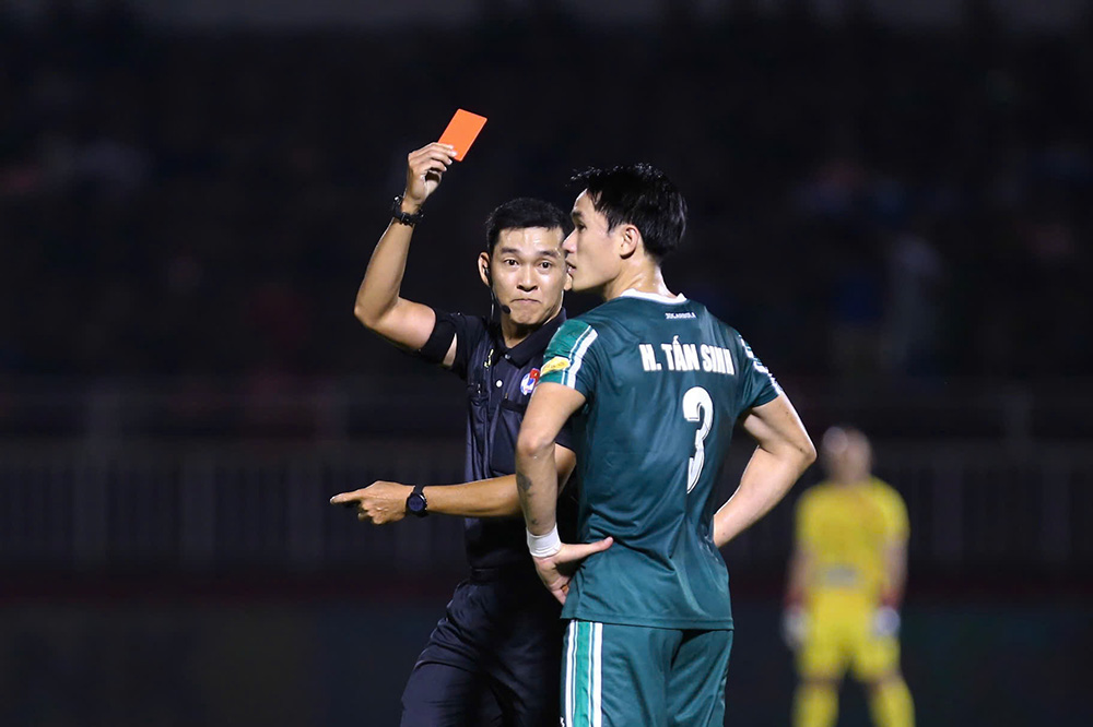 Phút 71, bước ngoặt của trận đấu xuất hiện khi hậu vệ Tấn Sinh phạm lỗi với Khoa Ngô trong vòng cấm. Sau khi tham khảo VAR, trọng tài quyết định cho đội chủ nhà hưởng phạt đền, đồng thời rút thẻ đỏ với cầu thủ Đồng Nai vì ngăn cản cơ hội ghi bàn rõ rệt.