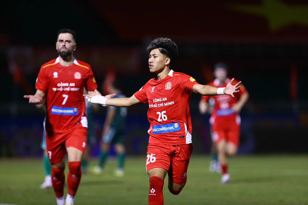 Trên chấm 11m, Ngô Đăng Khoa không phạm sai lầm nào để ghi bàn mở tỉ số cho đội chủ sân Thống Nhất.