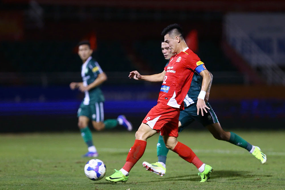 Tiến Linh nhận sự động viên từ ban huấn luyện. Ảnh: Thanh Vũ