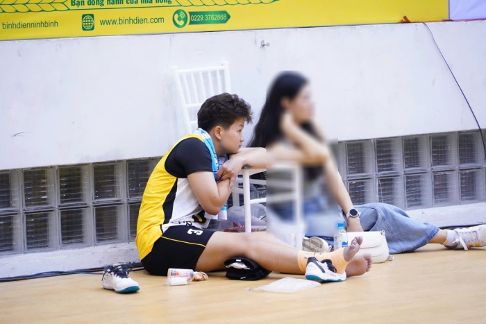 La lesión del Libero Thanh Dieu hizo que LPB Ninh Binh perdiera fuerzas en el torneo de voleibol de la Copa Hoa Lu 2026. Foto de : Hai Duong