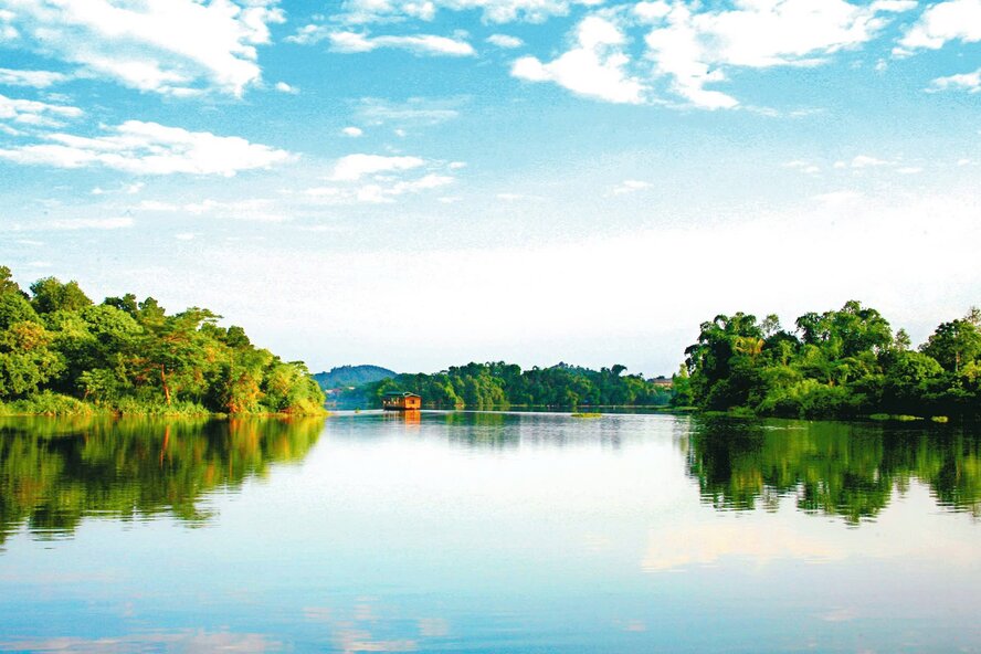 Cảnh vật non xanh nước biếc của đầm Ao Châu. Ảnh: UBND xã Hạ Hòa