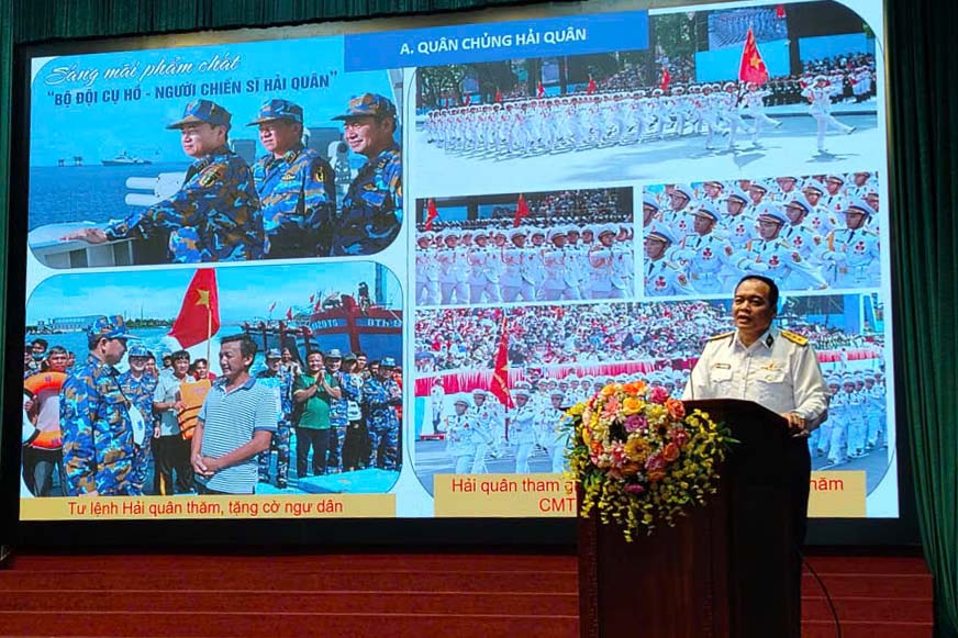 Báo cáo viên thông tin tuyên truyền tại xã Thuận Châu. 