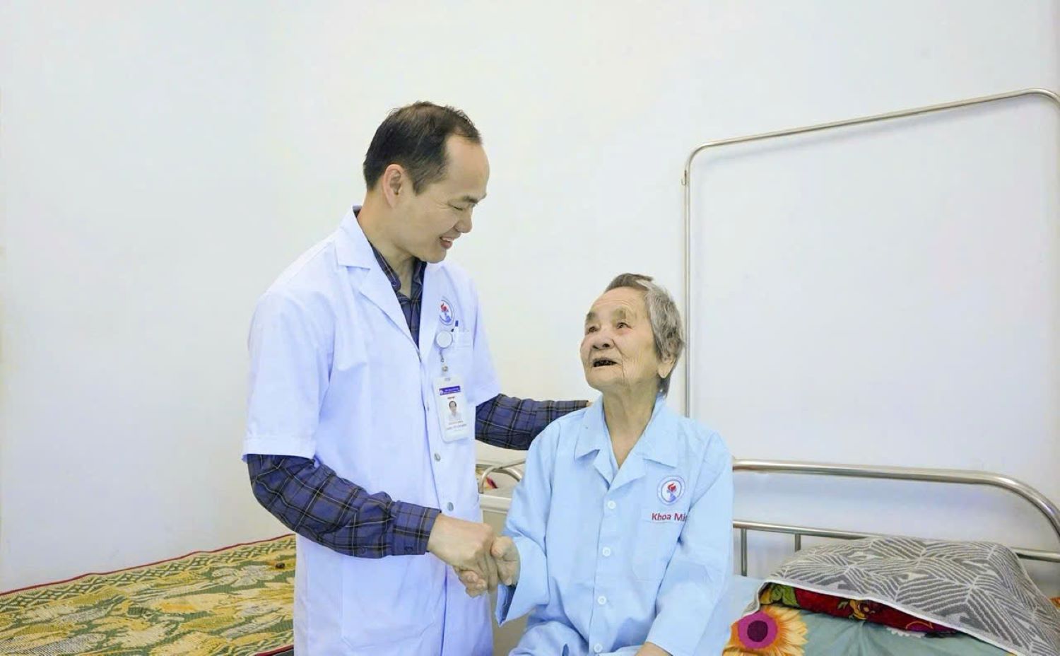 After surgery, the old woman recovered well, and her vision improved. Photo: Quang Tri Provincial General Hospital