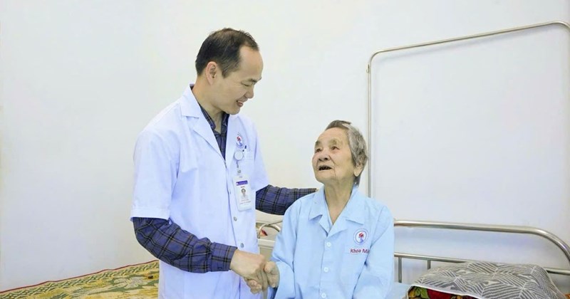 Cụ bà 104 tuổi phẫu thuật đục thủy tinh thể thành công