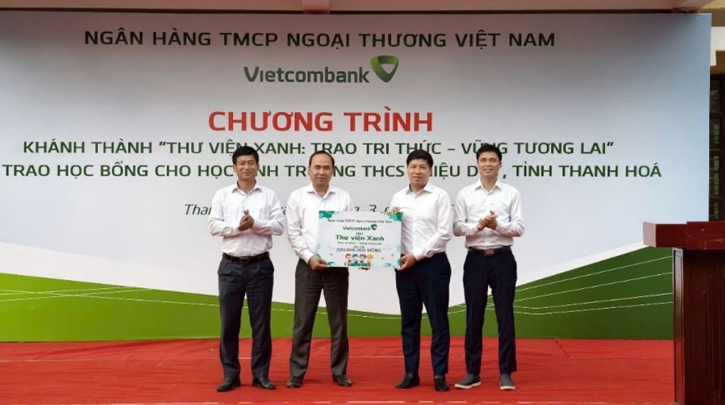 Đồng chí Ngọ Duy Hiểu - Phó Chủ tịch Tổng Liên đoàn Lao động Việt Nam (ngoài cùng bên phải) cùng đồng chí Hồng Quang, Thành viên Hội đồng quản trị, Chủ tịch Công đoàn Vietcombank (thứ hai từ phải sang) trao biển tượng trưng Thư viện xanh cho Trường THCS Thiệu Duy. Ảnh: Vietcombank