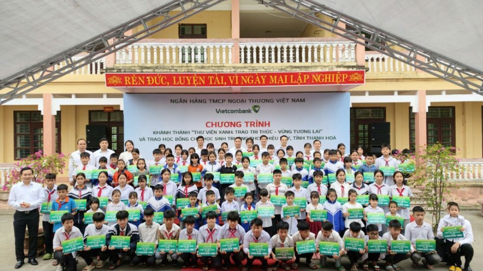 Các đại biểu chụp ảnh lưu niệm cùng các em học sinh được trao tặng học bổng trên địa bàn xã Thiệu Quang, Thanh Hóa.