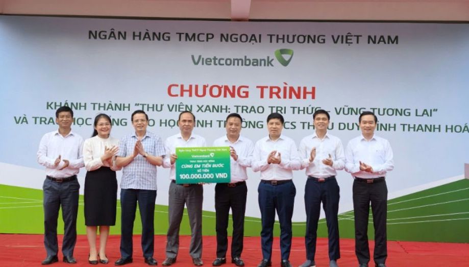 Đồng chí Đinh Tiến Hải - Giám đốc Quỹ Bảo trợ trẻ em Việt Nam (thứ tư từ phải sang) cùng đại diện BLĐ Vietcombank trao biển tượng trưng 100 suất học bổng “Cùng em tiến bước” cho Trường THCS Thiệu Duy. Ảnh: Vietcombank