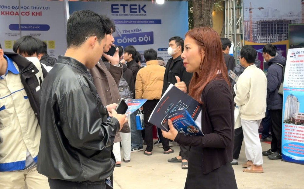 Young workers need to equip themselves with many skills to enhance their chances of catching the "eye" of employers. Photo: Quynh Chi