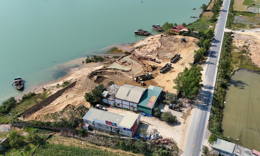 Heavy trucks enter and exit Son Ha sand gathering yard and Mien Tay sand gathering yard to transport sand for consumption. Photo: Reporter