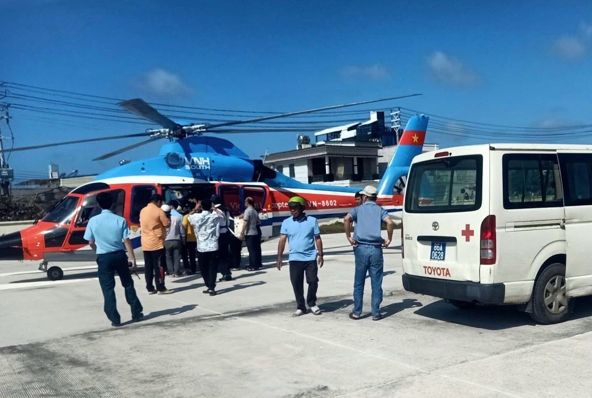 Một người dân thuê trực thăng vận chuyển cấp cứu từ đảo Phú Quý vào TPHCM với chi phí hàng trăm triệu đồng. Ảnh: Phạm Duy 