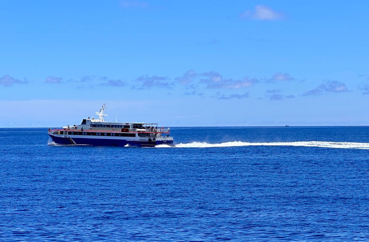 Tàu cao tốc vận chuyển hành khách ra đảo Phú Quý. Ảnh: Duy Tuấn 