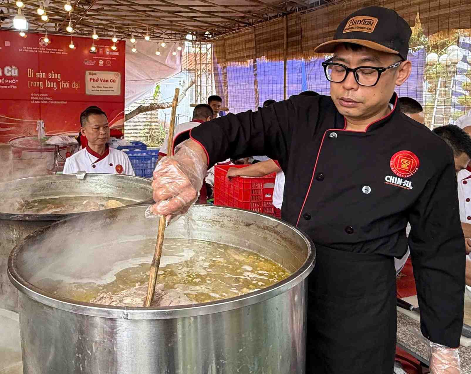 Nghệ nhân làng Vân Cù trình diễn quy trình nấu nước phở. Ảnh: Diệu Anh