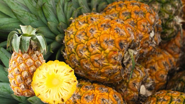Drinking unsweetened pineapple juice before meals helps support visceral fat reduction. Graphic photo: Huong Son