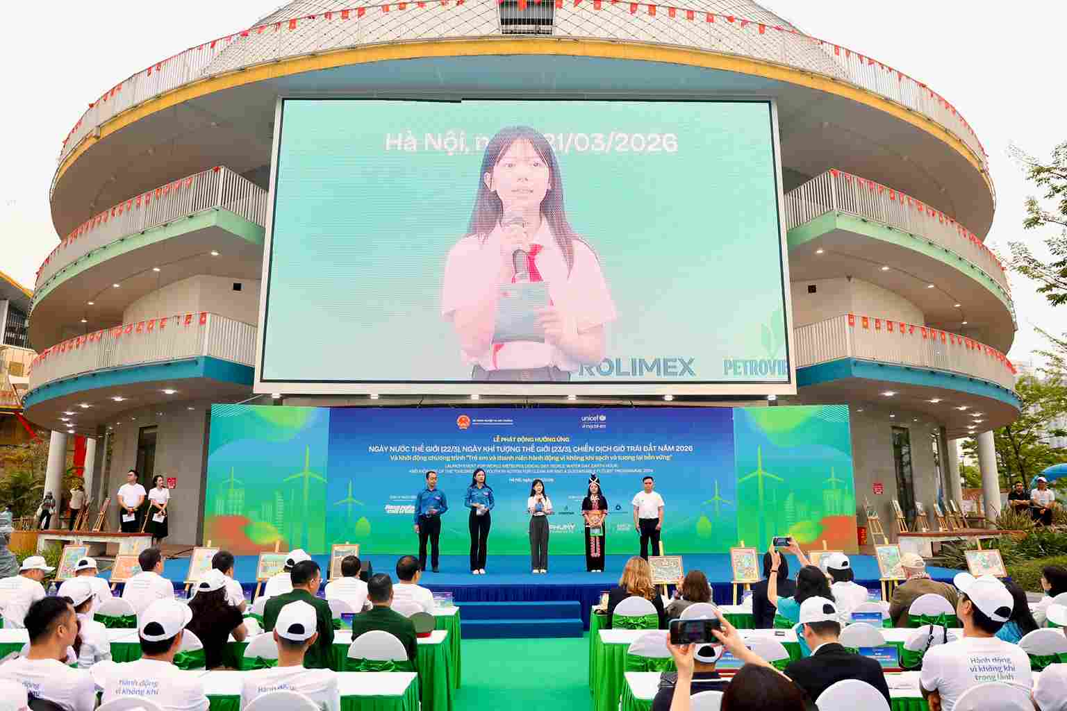 Trong khuôn khổ lễ phát động, ban tổ chức còn triển khai nhiều hoạt động hưởng ứng như trưng bày tranh về bảo vệ nguồn nước, phát động cuộc thi sáng tạo dành cho thanh thiếu niên vì không khí sạch, đi bộ “60 phút cho Tương lai Xanh” và trồng cây bảo vệ môi trường. Ảnh: Dương Anh