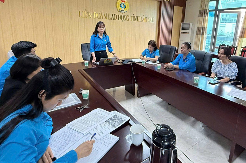 Cam Duong Ward Trade Union deploys tasks on developing union members and caring for and protecting the rights of workers. Photo: Hong Quyen