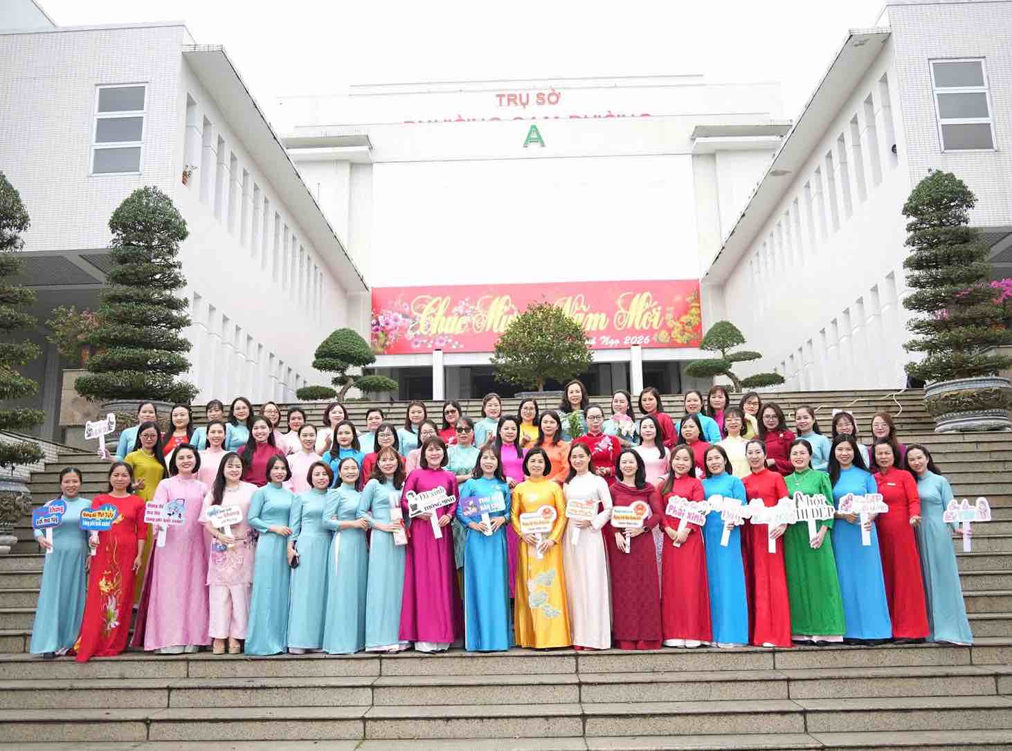 Công đoàn phường Cam Đường trao tặng hơn 100 bộ áo dài cho một số công đoàn cơ sở trực thuộc nhân dịp 8.3. Ảnh: Đinh Đại