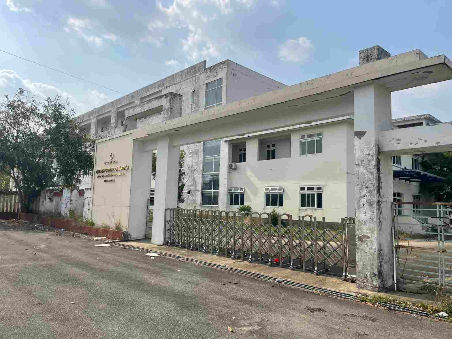 Bệnh viện xây xong đã 8 năm nhưng chưa thể đưa vào hoạt động. Ảnh: Đình Trọng