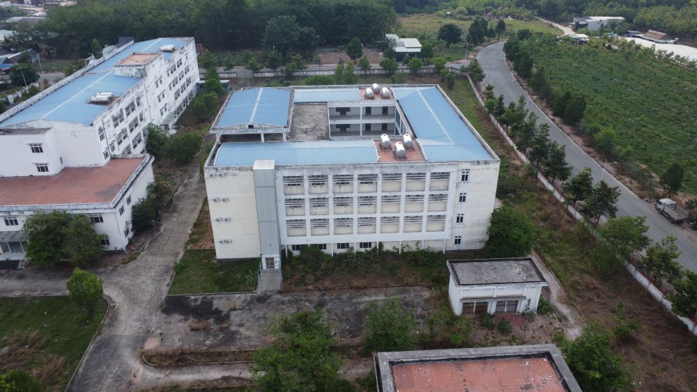 Hai tòa nhà lớn và thiết bị trị giá hàng trăm tỉ đang hao mòn theo thời gian. Ảnh: Đình Trọng