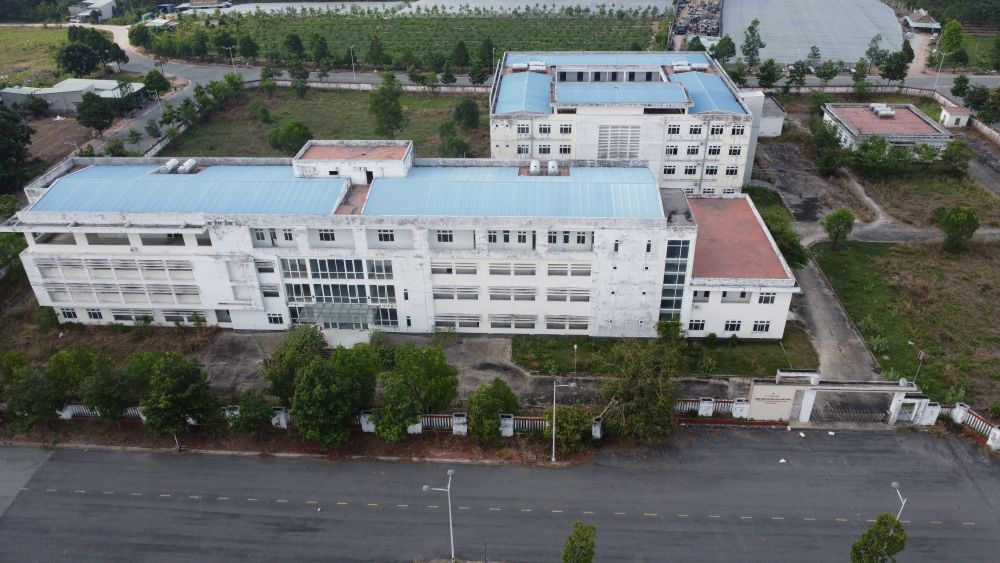 Hundred-billion-VND construction hospital abandoned in Binh Duong ward, Ho Chi Minh City. Photo: Dinh Trong